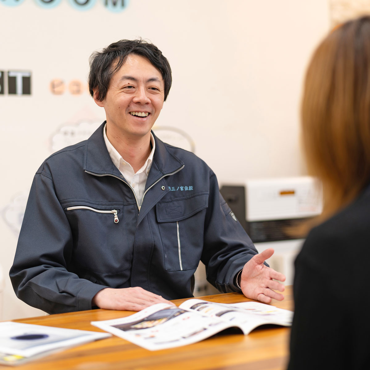 スーツ姿で腕を組む代表取締役の男性