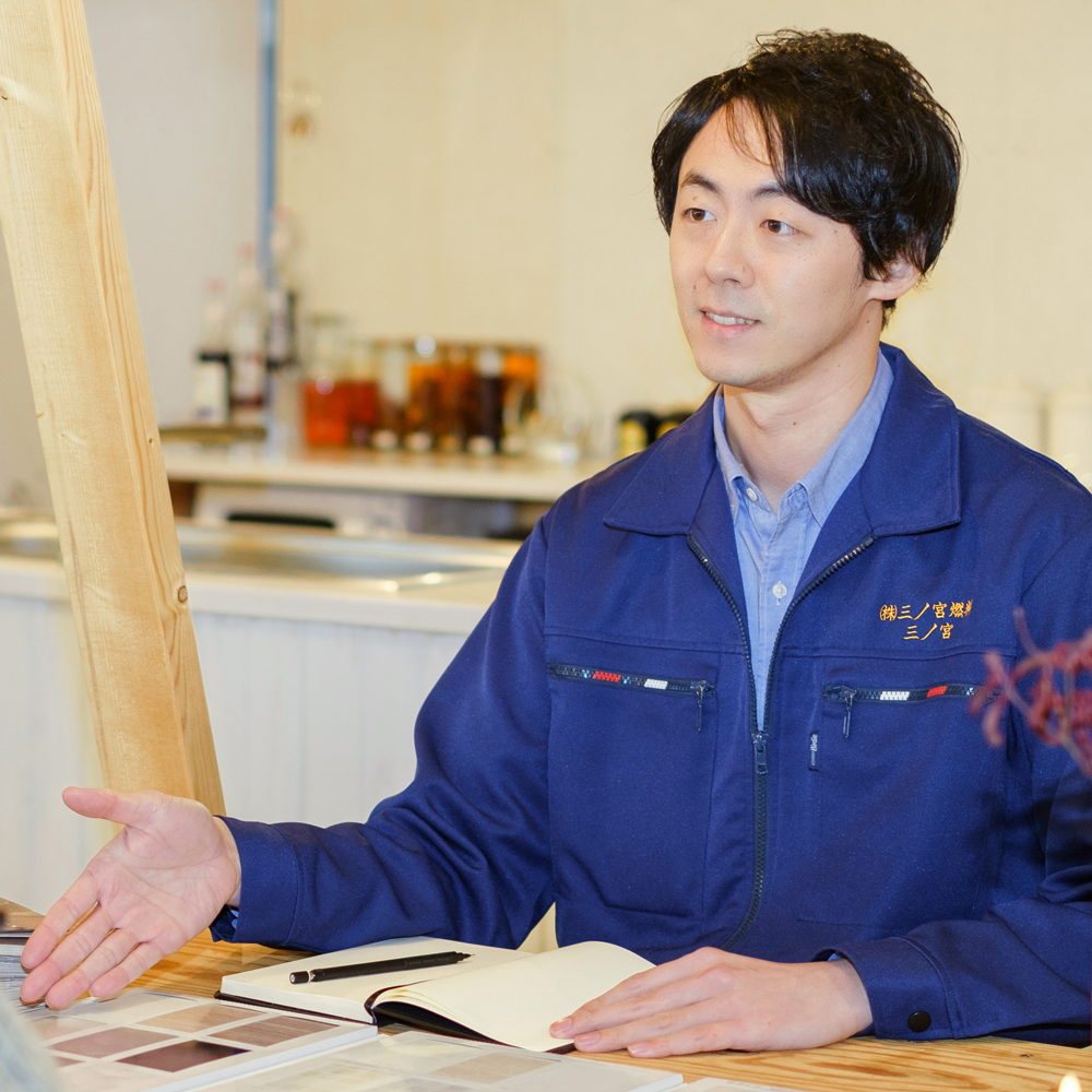 スーツ姿で腕を組む代表取締役の男性