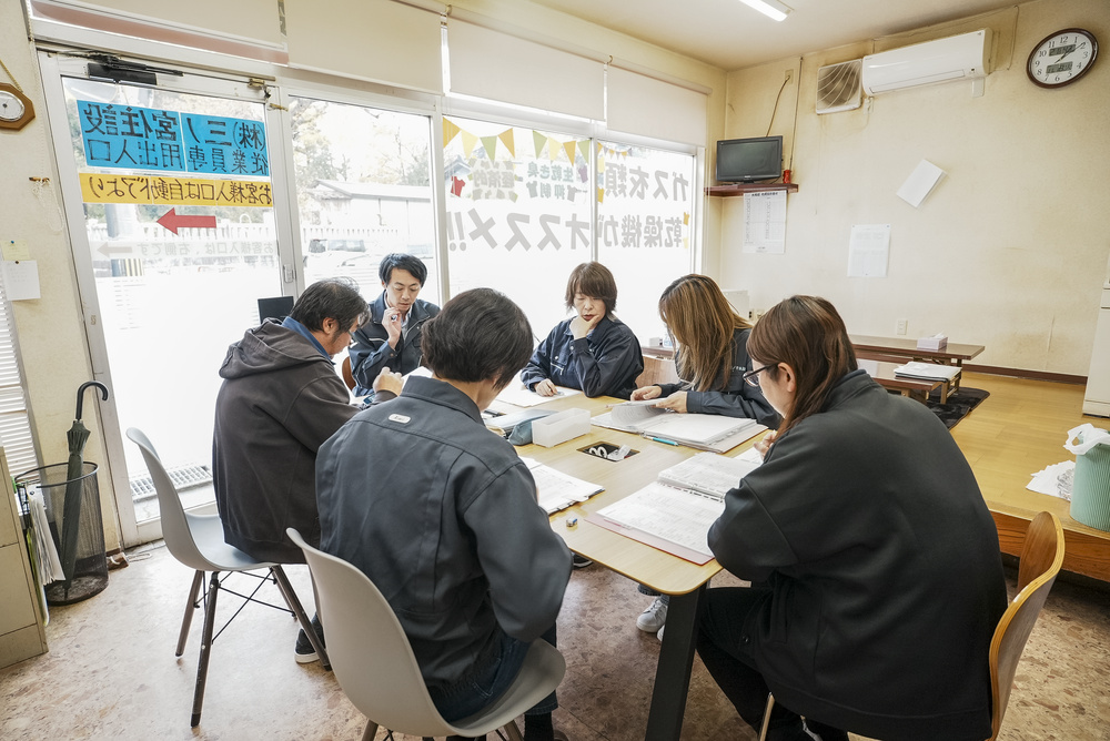 ランドセルを前にしゃがむ男の子2人