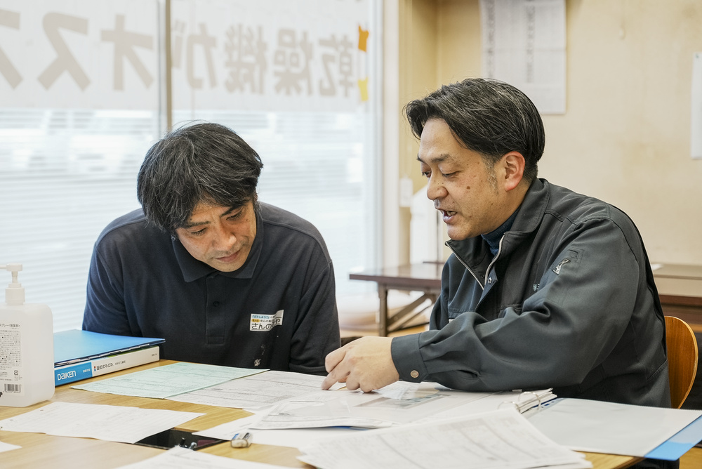 ランドセルを前にしゃがむ男の子2人