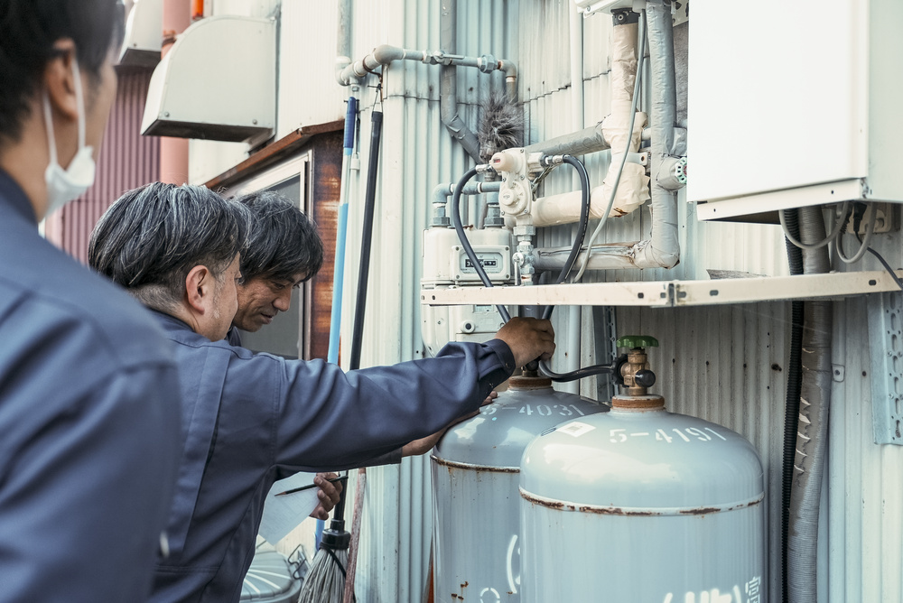 ランドセルを前にしゃがむ男の子2人